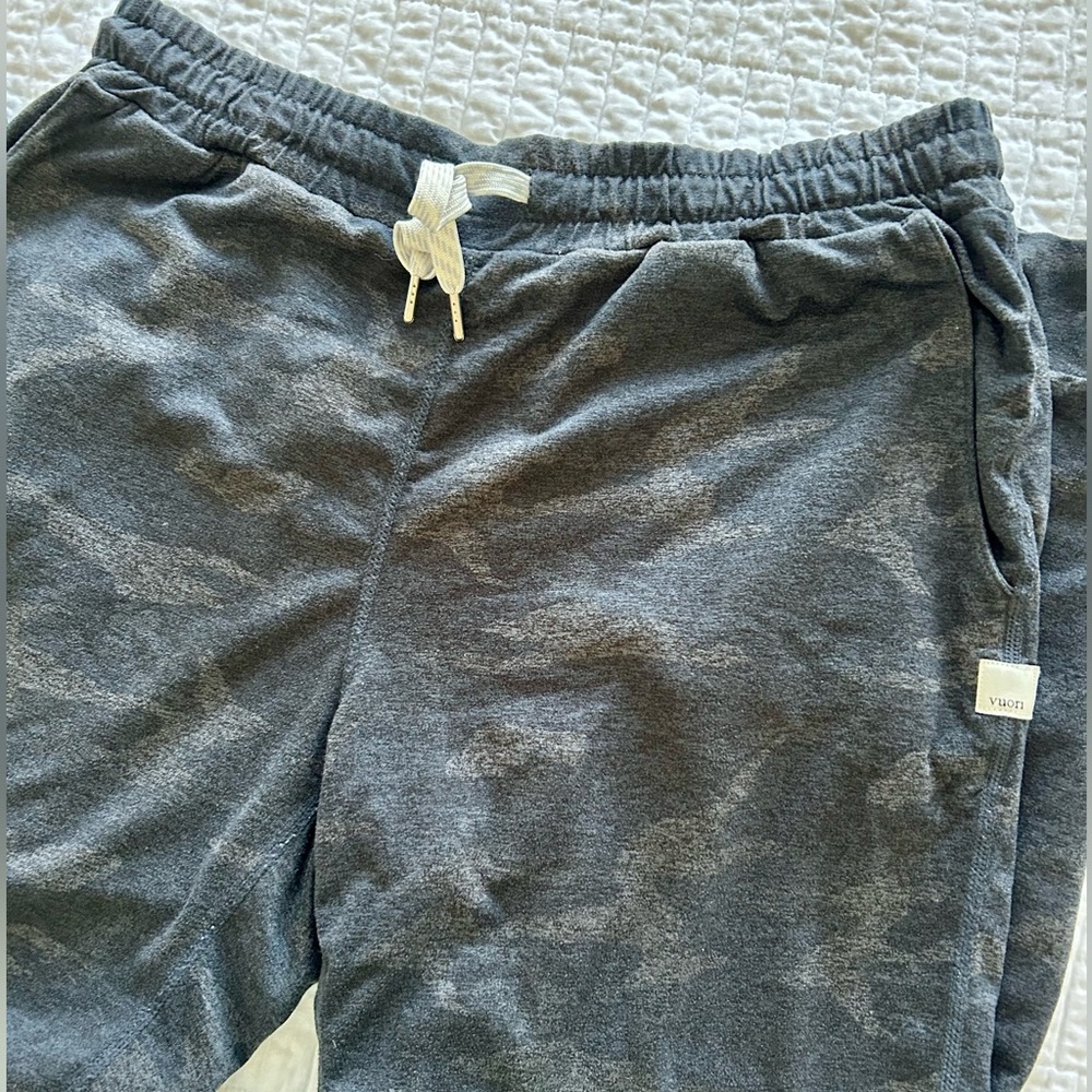 Vuori Charcoal Gray Joggers Small